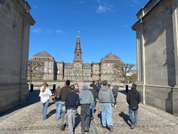 Schülerinnen und Schüler der Paulus-Schule besuchen Schloss Christiansborg in Kopenhagen. Foto: Paulus-Schule Schülerinnen und Schüler der Paulus-Schule besuchen Schloss Christiansborg in Kopenhagen. Foto: Paulus-Schule