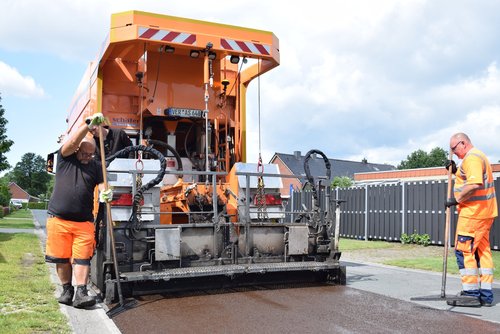 Mitarbeiter der Firma AS Asphaltstraßensanierung waren am Donnerstag, 29. Juli, am Nordring in Ofenerdiek im Einsatz. Foto: Stadt Oldenburg