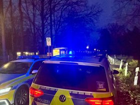 Einsatzfahrzeuge der Polizei versperrten aufgrund einer kontrollierten Handgranaten-Sprengung die Weiterfahrt im evakuierten Bereich in Ofenerdiek. Foto: Sascha Stüber Einsatzfahrzeuge der Polizei versperrten aufgrund einer kontrollierten Handgranaten-Sprengung die Weiterfahrt im evakuierten Bereich in Ofenerdiek. Foto: Sascha Stüber