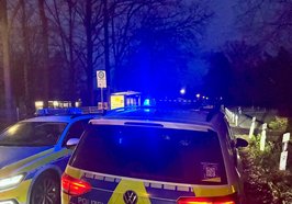 Einsatzfahrzeuge der Polizei versperrten aufgrund einer kontrollierten Handgranaten-Sprengung die Weiterfahrt im evakuierten Bereich in Ofenerdiek. Foto: Sascha Stüber