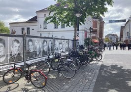 Sie lächeln, schauen ernst oder schneiden Grimassen: Insgesamt 52 Menschen mit Beeinträchtigungen stehen ab sofort im Mittelpunkt einer besonderen Open-Air-Ausstellung in der Heiligengeiststraße. Foto: Stadt Oldenburg