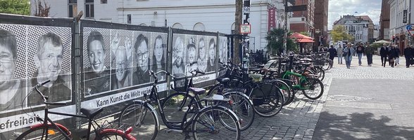 Sie lächeln, schauen ernst oder schneiden Grimassen: Insgesamt 52 Menschen mit Beeinträchtigungen stehen ab sofort im Mittelpunkt einer besonderen Open-Air-Ausstellung in der Heiligengeiststraße. Foto: Stadt Oldenburg