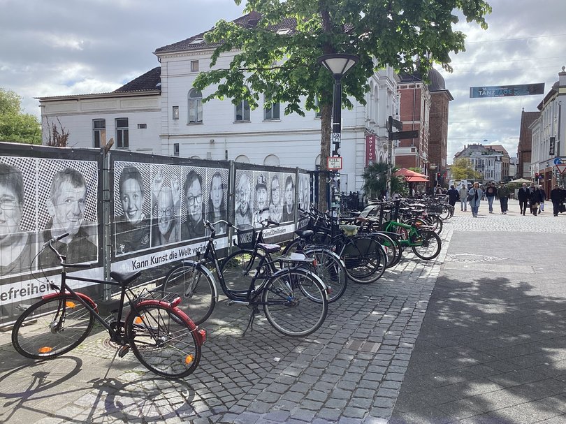 Sie lächeln, schauen ernst oder schneiden Grimassen: Insgesamt 52 Menschen mit Beeinträchtigungen stehen ab sofort im Mittelpunkt einer besonderen Open-Air-Ausstellung in der Heiligengeiststraße. Foto: Stadt Oldenburg