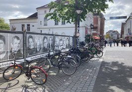 Sie lächeln, schauen ernst oder schneiden Grimassen: Insgesamt 52 Menschen mit Beeinträchtigungen stehen ab sofort im Mittelpunkt einer besonderen Open-Air-Ausstellung in der Heiligengeiststraße. Foto: Stadt Oldenburg