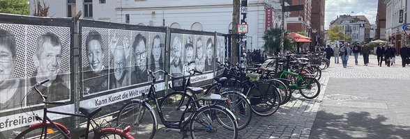 Sie lächeln, schauen ernst oder schneiden Grimassen: Insgesamt 52 Menschen mit Beeinträchtigungen stehen ab sofort im Mittelpunkt einer besonderen Open-Air-Ausstellung in der Heiligengeiststraße. Foto: Stadt Oldenburg