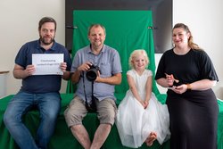 Marktmeister Dennis Ostendorf, Fotograf Sascha Stüber, Lamberti-Engel Milayn und Stylistin Valentina Proksch beim Fotoshooting zum Lamberti-Engel 2026. Foto: Sascha Stüber