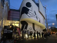 Schlange vor dem Horst-Janssen-Museum während der Museumsnacht 2023. Foto: Horst-Janssen-Museum