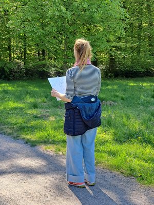 EIne Frau zeichnet einen Baum im Schlosspark Rastede.