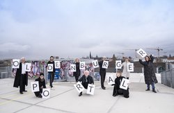 Personen halten Buchstaben „Oldenburger Portal". Foto: Stephan Walzl