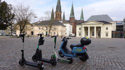 So war es einmal: Die drei Elektrotretrolleranbieter in Oldenburg Bird, TIER und Lime (von links) und ein Elektromoped der EWE Go GmbH im Jahr 2021. Foto: Stadt Oldenburg