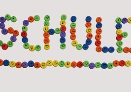 Schriftzug Schule. Foto: Stephanie Hofschlaeger/Pixelio.de