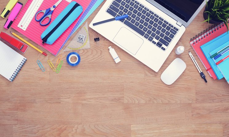 Schulutensilien und ein Laptop. Foto: bramgino/AdobeStock