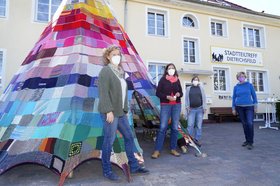 „Tipi“ vor dem Stadtteiltreff Dietrichsfeld. Von links: Regina Dirksen (Stadtteiltreff Dietrichsfeld), Jutta Hinrichsen (Stadtteiltreff Kreyenbrück), Sophie Arenhövel (Kulturbüro), Meike Plewa (Stadtteiltreff Dietrichsfeld). Foto: Carsten Lienemann.