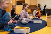 Musikalische Früherziehung, die Spaß macht und nebenbei wichtige Fähigkeiten fördert – aufmerksam folgen die Kinder der Lehrerin und spielen die Melodie auf Klangbausteinen nach. Foto: Sascha Stüber Foto: Sascha Stüber