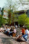 Studenten vor der Uni Oldenburg. Foto: Uni Oldenburg