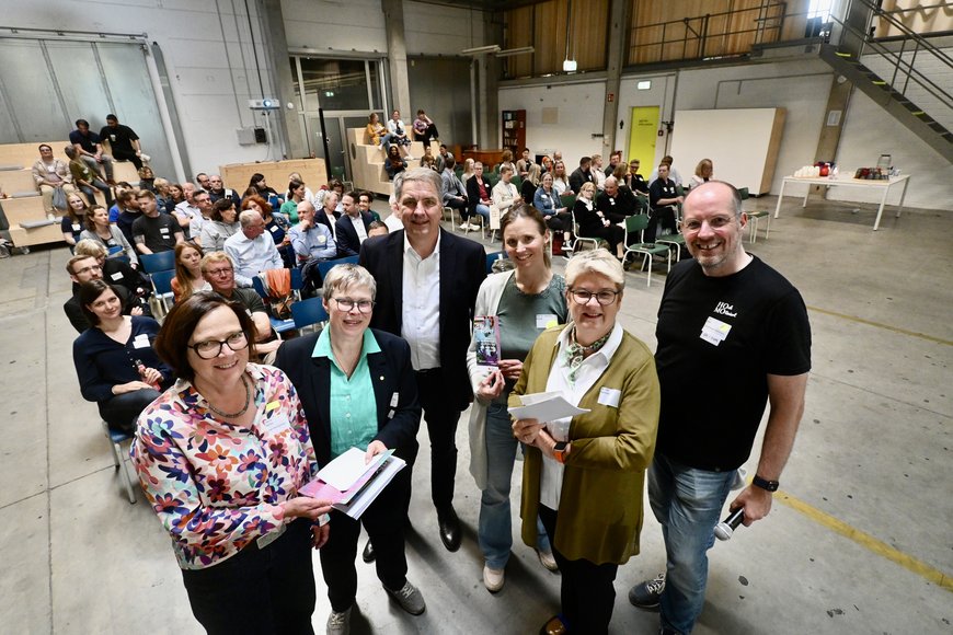 Freuten sich über eine gelungene Jubiläumsveranstaltung: Vertreterinnen und Vertreter der Stadt, dem Unternehmen Zukunft, dem Ministerium für Soziales, Arbeit, Gesundheit und Gleichstellung sowie des Vereins HOchMOtiviert. Foto: Torsten von Reeken