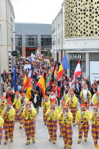 Die Musicien en Folie führen den feierlichen Umzug durch die Straßen Cholets an. Foto: Etienne Lizambard