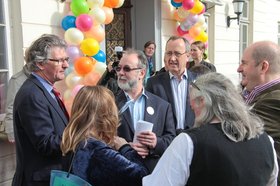 Oberbürgermeister Gerd Schwandner im Gespräch mit internationalen Gästen. Foto: Hergen Griesbach/CeWe Color
