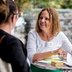 Vorschau: Gespräch zwischen Passantin und Mitarbeiterin des ISEK-Teams. Foto: Hauke-Christian Dittrich