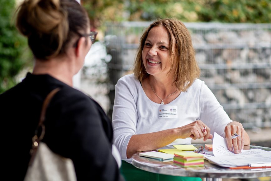 Gespräch zwischen Passantin und Mitarbeiterin des ISEK-Teams. Foto: Hauke-Christian Dittrich