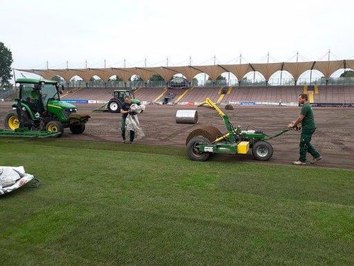 Der neue Rasenteppich wird im Marschwegstadion verlegt. Foto: Stadt Oldenburg