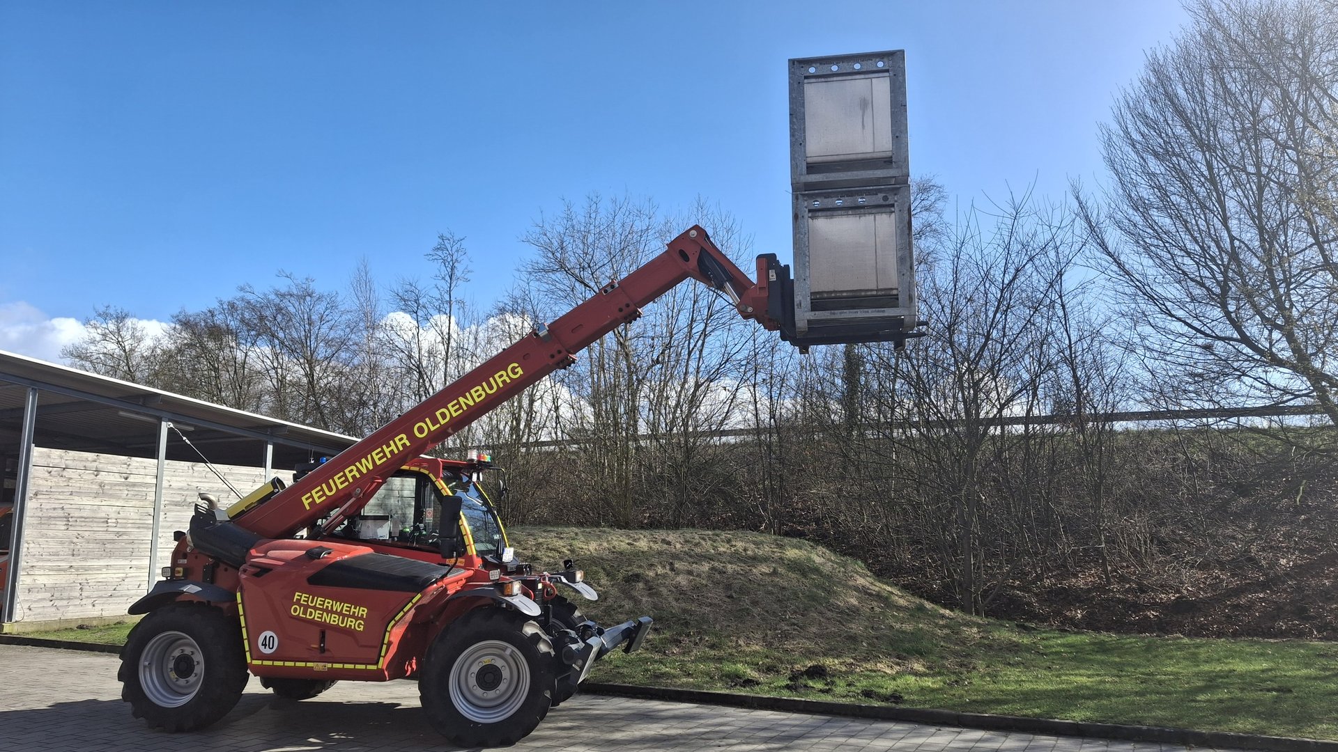 Mit Palettengabel erreicht der neue Teleskoplader der Feuerwehr Oldenburg bis zu 10 Meter Höhe und bewegt Lasten bis 3,5 Tonnen. Foto: Stadt Oldenburg