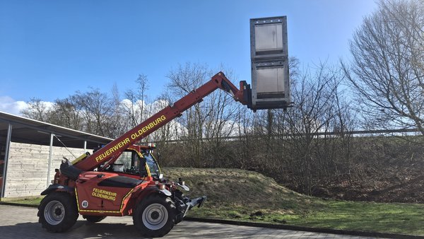 Mit Palettengabel erreicht der neue Teleskoplader der Feuerwehr Oldenburg bis zu 10 Meter Höhe und bewegt Lasten bis 3,5 Tonnen. Foto: Stadt Oldenburg