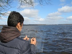Ein jugendlicher Teilnehmer erforscht künstlerisch das Zwischenahner Meer. slap e.V.