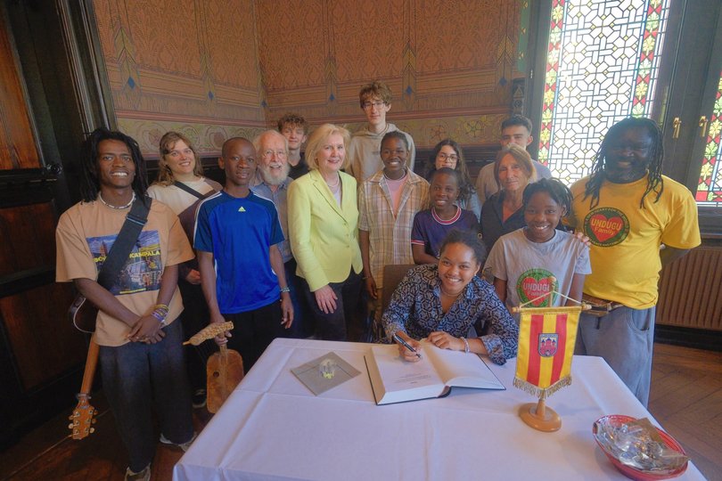 Bürgermeisterin Petra Averbeck (Mitte) begrüßte die Tanztheatergruppe „Sosolya Undugu Dance Academy“ aus Uganda sowie deren Betreuer und die Organisatorinnen und Organisatoren ihres Aufenthalts im Alten Rathaus. Foto: Sascha Stüber