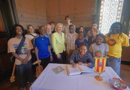 Bürgermeisterin Petra Averbeck (Mitte) begrüßte die Tanztheatergruppe „Sosolya Undugu Dance Academy“ aus Uganda sowie deren Betreuer und die Organisatorinnen und Organisatoren ihres Aufenthalts im Alten Rathaus. Foto: Sascha Stüber