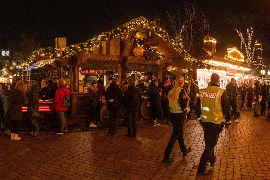 Blick über den Schloßplatz mit Polizeistreife beim Lamberti-Markt 2023. Foto: Sascha Stüber