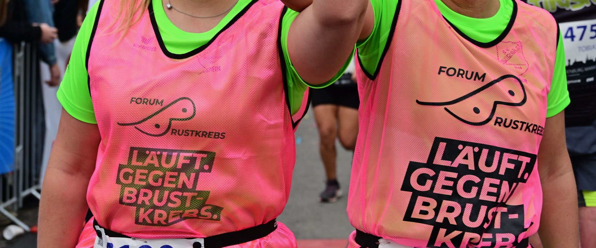 Zwei Läuferinnen mit dem Leibchen „Läuft. Gegen Brustkrebs.“ Foto: Björn Knölke