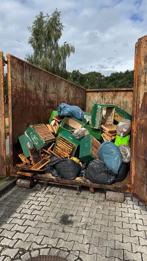 Mehrere alte, verwahrloste Bienenstöcke mit Honigresten wurden in einem Container einer Wertstoffannahmestelle des AWB entdeckt. Foto: Stadt Oldenburg