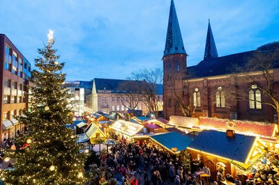 Blick aus dem Rathaus über den Lamberti-Markt 2019. Foto: Sascha Stüber