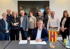 Oberbürgermeister Jürgen Krogmann (Mitte, 1. Reihe) unterschrieb gemeinsam mit Rainer Zietlow (2. Reihe, 4. von links) und Ingrid Riedel (2. Reihe, 5. von links), den Vorsitzenden des Fördervereins Bürgerhaus Ofenerdiek e.V., die Nutzungsvereinbarung. Foto: Stadt Oldenburg