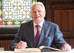 Bundespräsident a. D. Joachim Gauck trägt sich ins Goldene Buch der Stadt Oldenburg ein. Foto: Torsten von Reeken