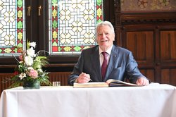 Bundespräsident a. D. Joachim Gauck trägt sich ins Goldene Buch der Stadt Oldenburg ein. Foto: Torsten von Reeken
