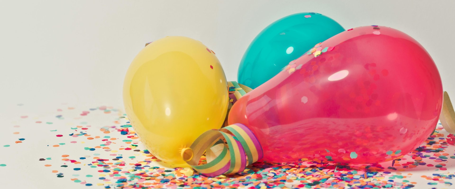 Bunte Luftballons und Konfetti. Foto: nietjuhart/Pexels