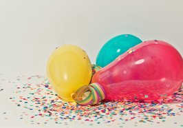 Bunte Luftballons und Konfetti. Foto: nietjuhart/Pexels