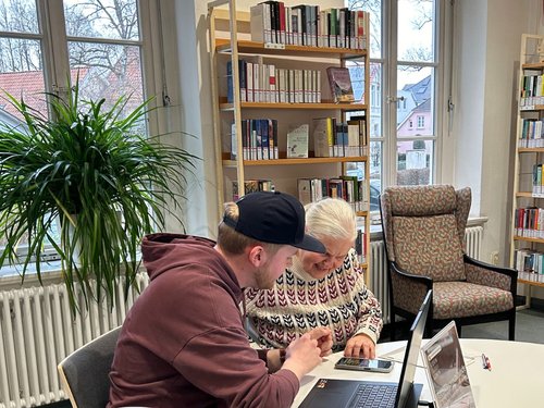 Ob Jung oder Junggeblieben: Bei der Oldenburger Eingeloggt Woche gibt es kostenlose Vorträge und Workshops rund um Digitalisierung, unter anderem auch zum richtigen Umgang mit Smartphone und Laptop (Archivbild aus 2024). Foto: Stadt Oldenburg