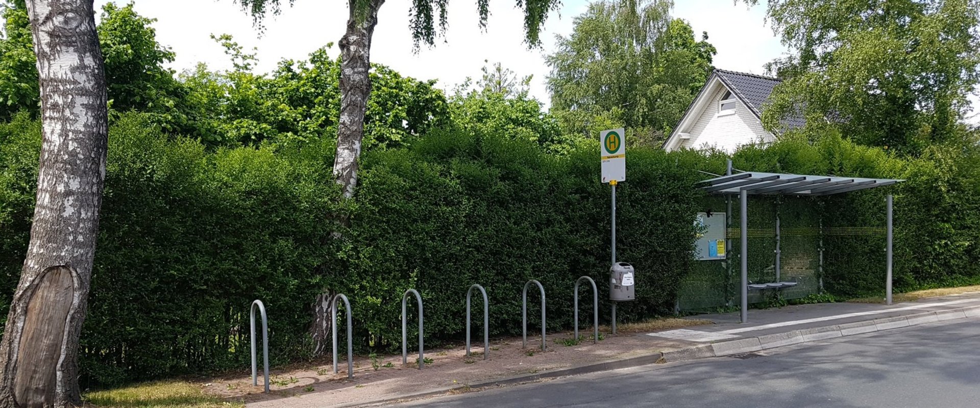 Anlehnbügel für Fahrräder neben Buhaltestelle. Foto: Stadt Oldenburg