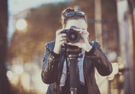 Frau fotografiert mit ihrer Kamera. Foto: Pexels/Pixabay