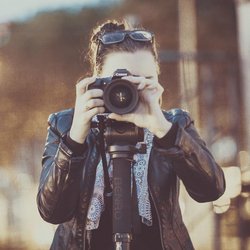 Frau fotografiert mit ihrer Kamera. Foto: Pexels/Pixabay