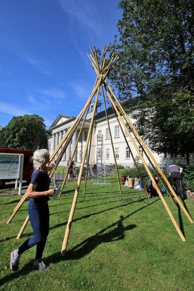 Ute Lennartz-Lembeck zieht das Gestänge fest. Foto: Werner Ufferhardt.