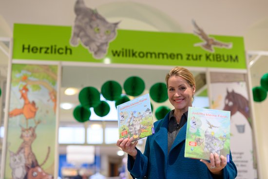 Noch bis zum 25. November können KIBUM-Fans an einem Gewinnspiel teilnehmen und unter anderem signierte Bücher von Judith Rakers rund um ihre kleine Farm gewinnen. Foto: Mohssen Assanimoghaddam Foto: Mohssen Assanimoghaddam