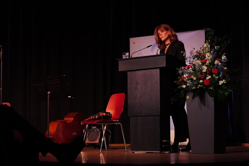 Jurysprecherin Prof. Dr. Dagmar Freist am Rednerpult. Foto: Jörg Hemmen