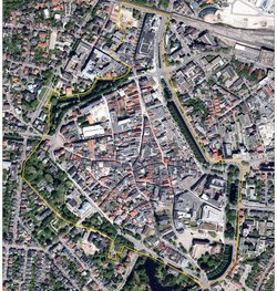 Luftaufnahme mit markiertem Innenstadtbereich, innerhalb dessen Projekte beantragt werden können. Foto: Stadt Oldenburg, GIS4OL, bearbeitet büro frauns