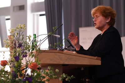 Preisträgerin Deborah Lipstadt hält ihre Rede. Foto: Jörg Hemmen
