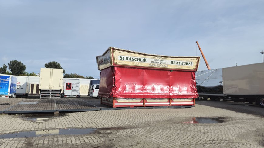 Der Aufbau vom Wurst-Pavillon auf dem Kramermarkt am 17. September 2025. Foto: Stadt Oldenburg