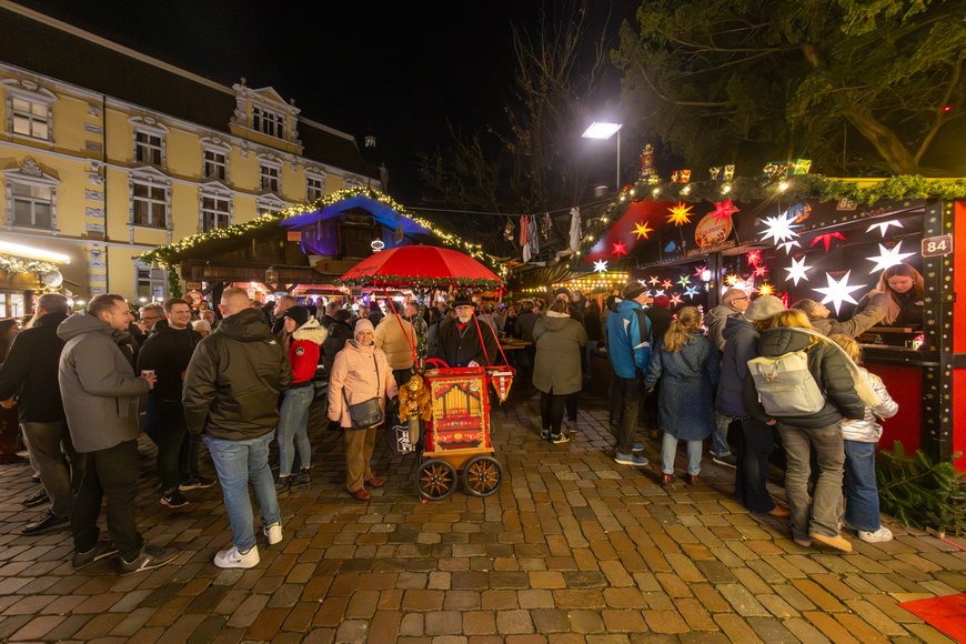Sascha Stüber Der „Leierkastenmann“ auf dem Schloßplatz beim Lamberti-Markt 2025. Foto: Sascha Stüber